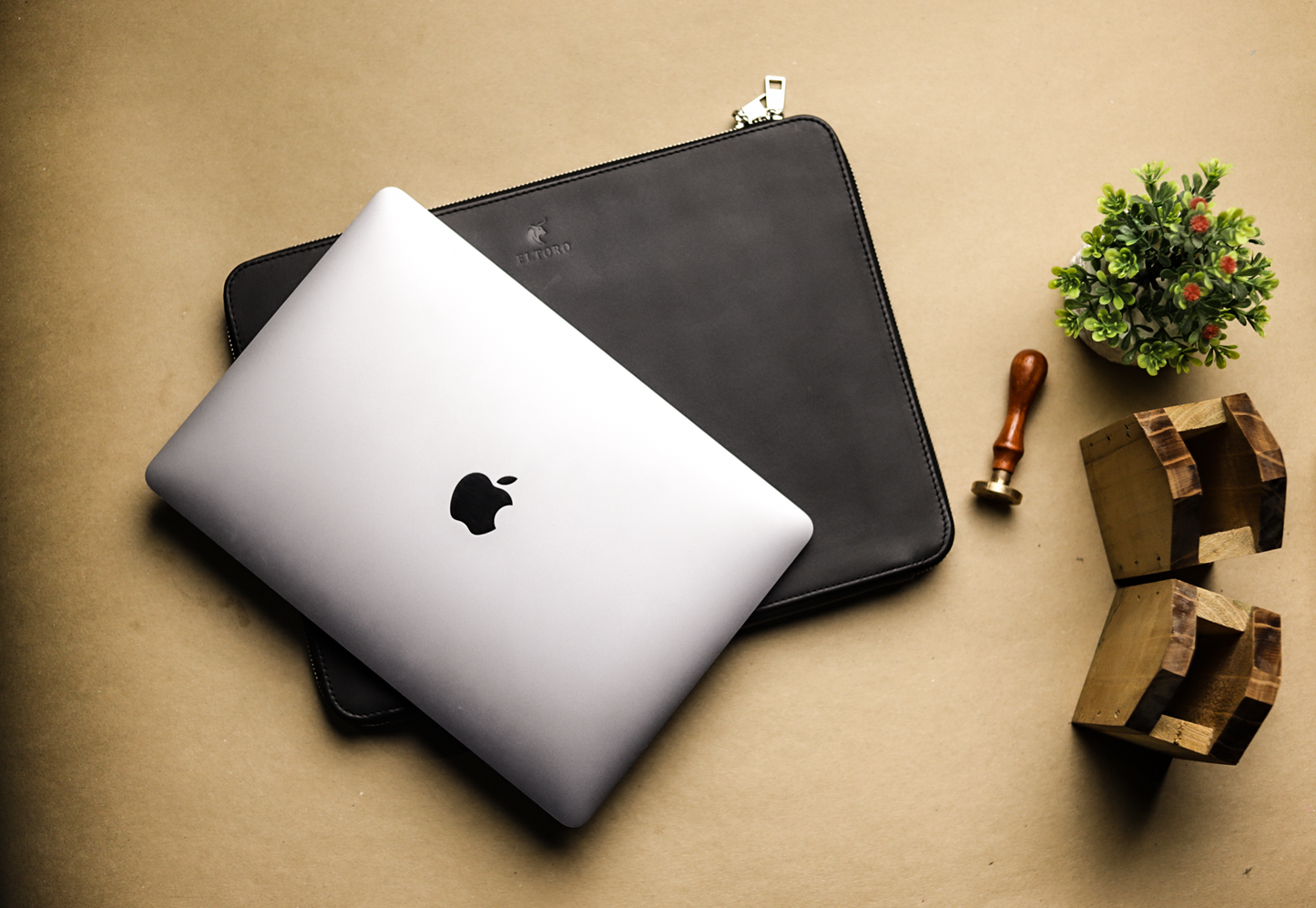 The Atlas-Leather Zipper Laptop Sleeve Black